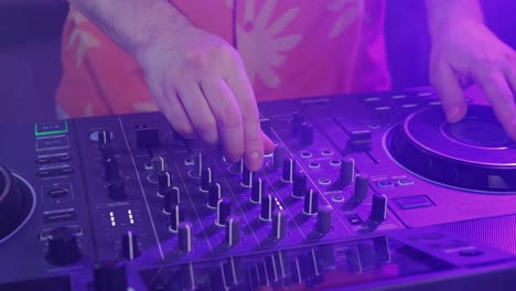 actuación de dj en un club nocturno