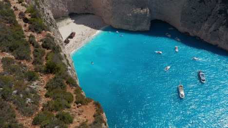 playa navagio - vista aérea de los turistas que disfrutan de las vacaciones de verano en la playa del naufragio en las islas jónicas de grecia