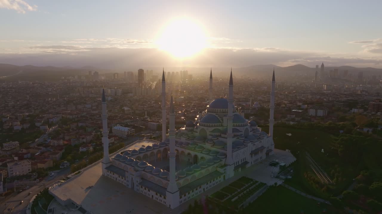 Alba su Istanbul: Veduta aerea del paesaggio urbano con la Grande Moschea di Çamlıca