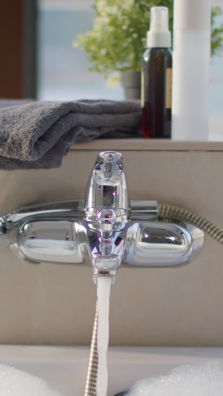 agua que fluye de un grifo en un baño