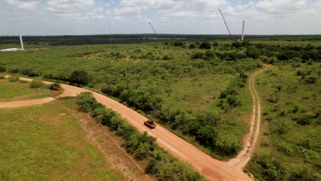 Camión-De-Trabajo-En-Camino-De-Tierra