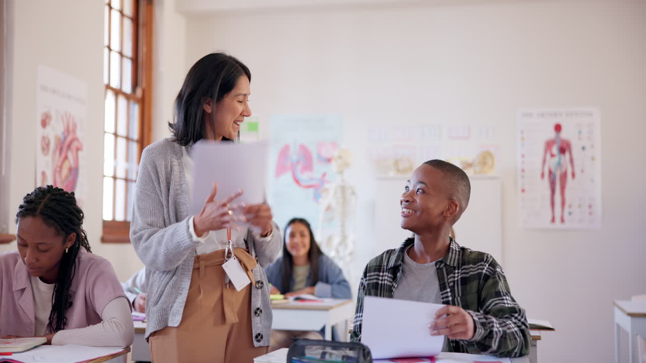 Enseignant, high five et garçon heureux avec un test