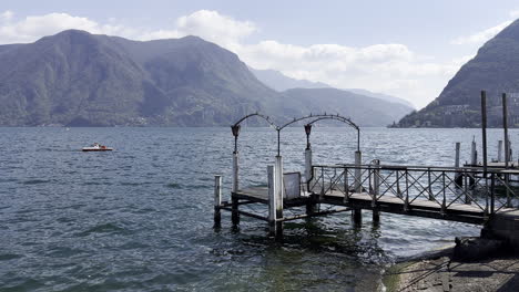 paisaje del lago con turistas divirtiéndose en un barco de pedales