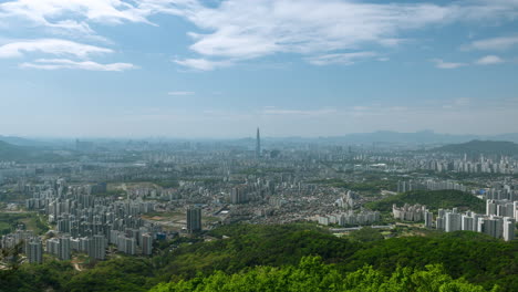 Lapso-De-Tiempo---Nubes-Moviéndose-Sobre-El-Horizonte-De-La-Ciudad-De-Seúl-Con-Vista-A-La-Torre-Lotte-Desde-La-Fortaleza-De-Namhansanseong---Acercar