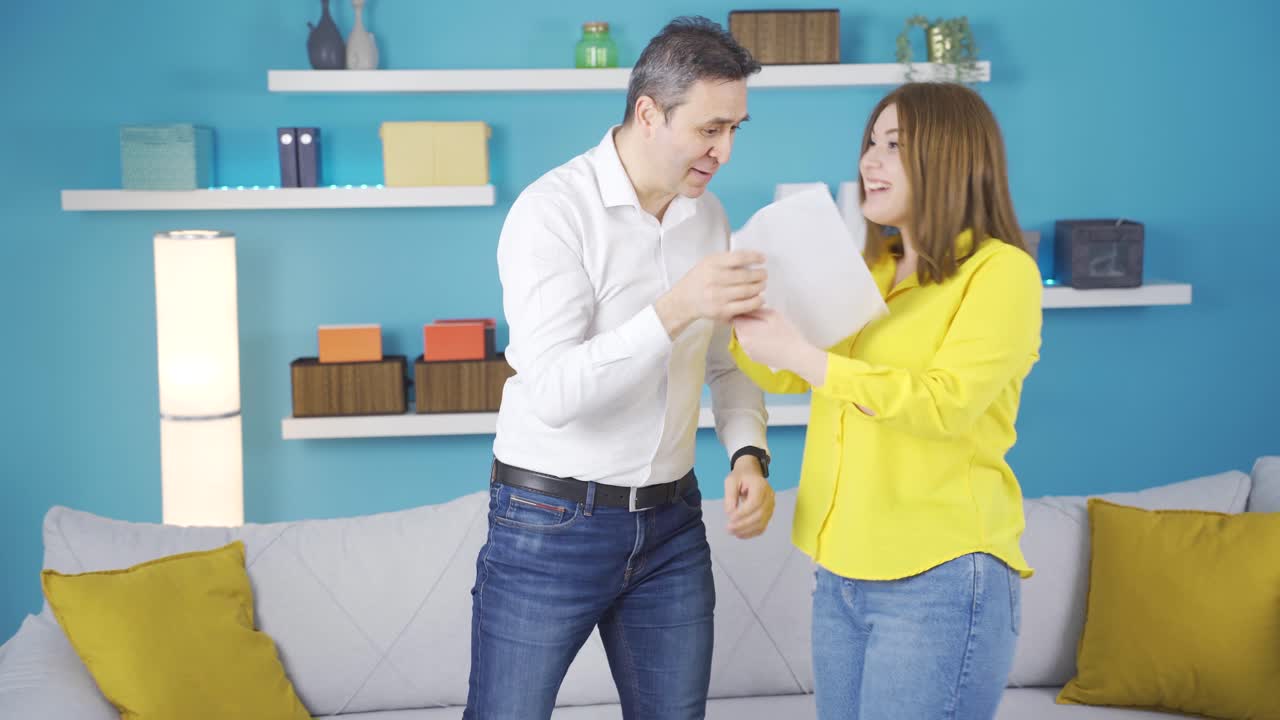 Celebración de resultados de examen de padre e hija