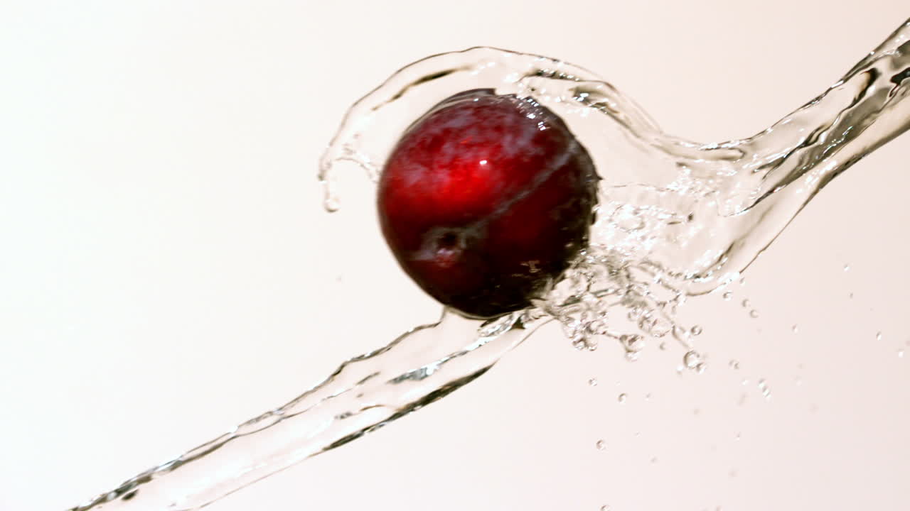 Mela che si muove in un flusso d'acqua