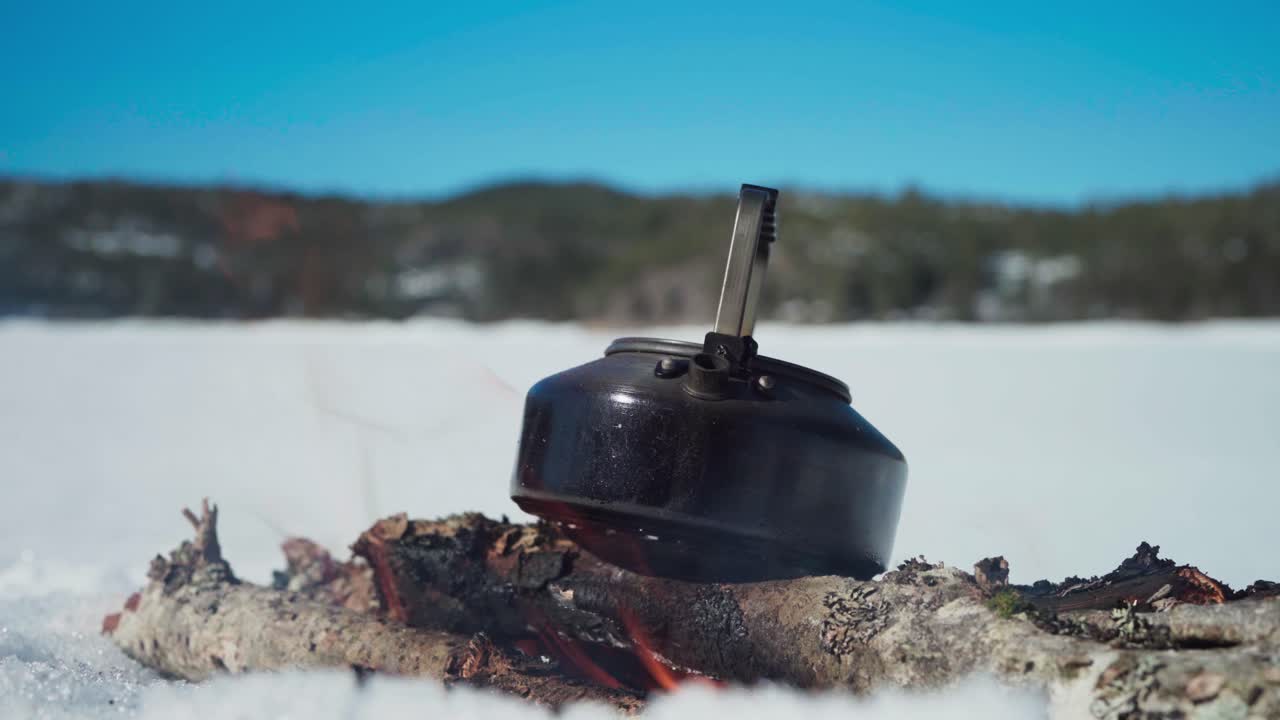 겨울의 자연 배경에서 불타는 나무 위에 철  ⁇ 비