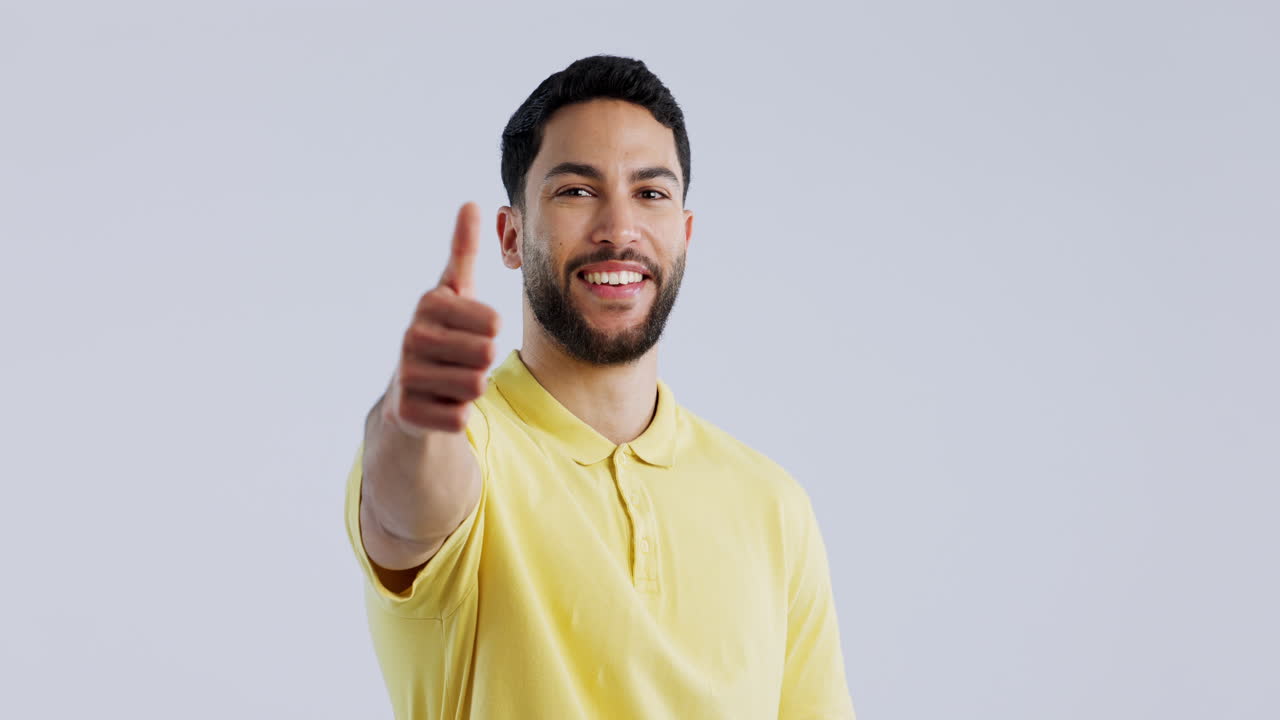 cara, sonrisa y hombre con los pulgares hacia arriba