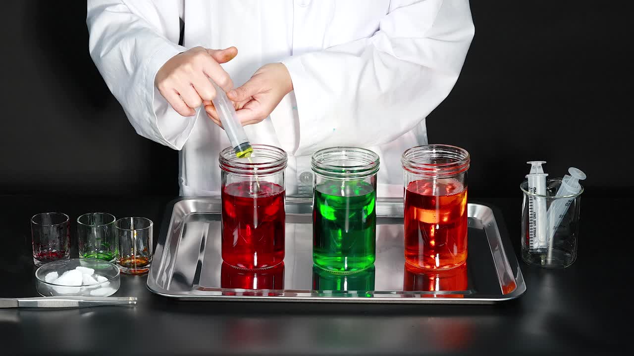 experimento científico con líquidos coloridos y hielo seco