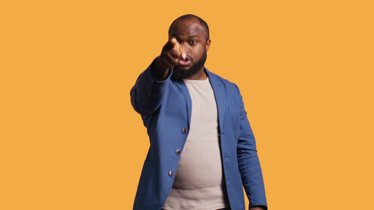 hombre enojado peleando con un amigo por una debacle, fondo del estudio