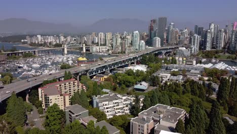 1-4-Luftpanoramaflug-über-Granville-Island-False-Creek-Wohn--Kommerzieller-Luxus-Moderne-Wolkenkratzer-Gemeinschaft-Bei-Den-Yachtclubs-Und-Den-üppigen-Grünen-Parks-In-Der-Innenstadt-Von-Vancouver-Kanada-Küste