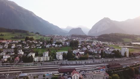 Spiez-Lago-Thun-En-La-Vista-De-La-Ciudad-Del-Oberland-Bernés