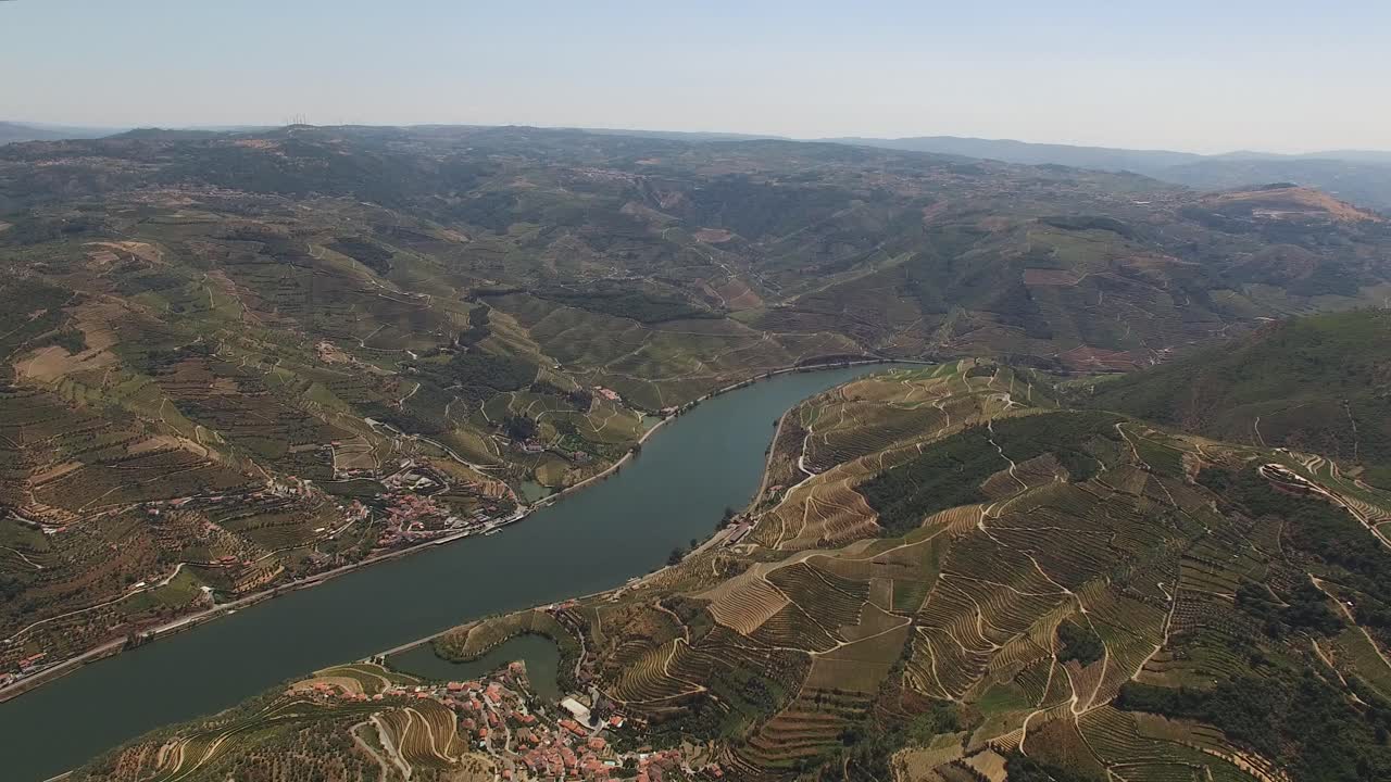 Il fiume Douro che attraversa le montagne.