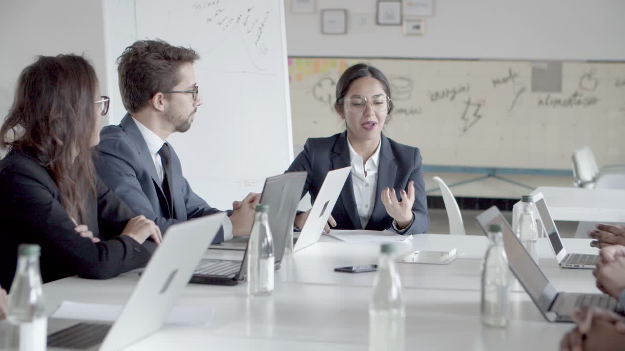 노동자들과 소통하는 집중된 지도자