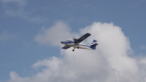 el avión de scotts vuela sobre la playa de traigh mhor en la isla de barra 4k