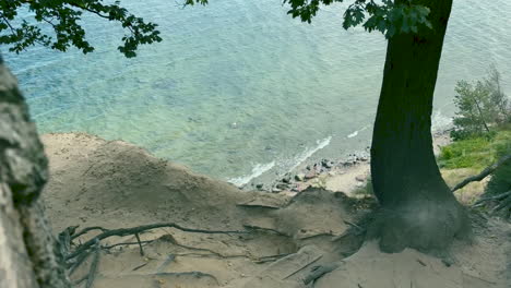 Mirando-Por-Encima-De-Los-Acantilados-En-Gdynia-Orlowo-Polonia