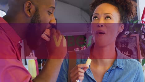 animación de vibraciones texto sobre sonriente pareja afroamericana comiendo