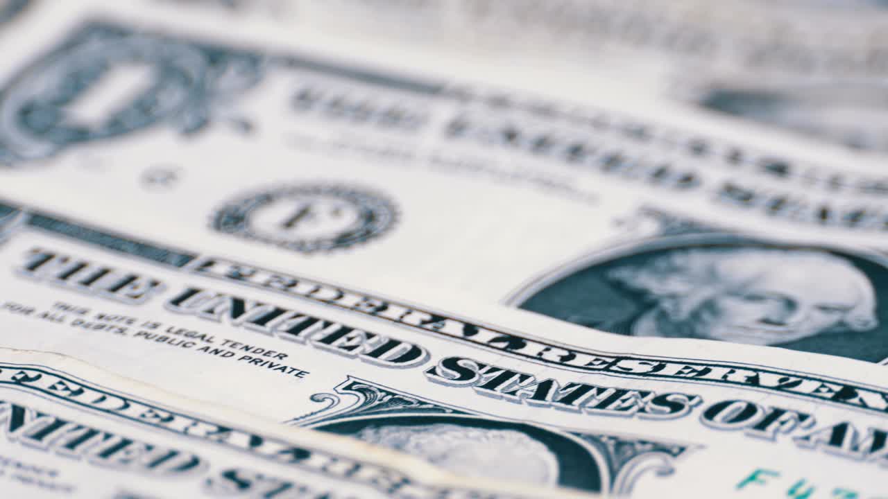 Dollari, banconote americane da un dollaro che ruotano.