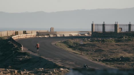 Corredor-Corriendo-Camino-Vacío,-Teleobjetivo-Largo-Atrás-Vista-Estática