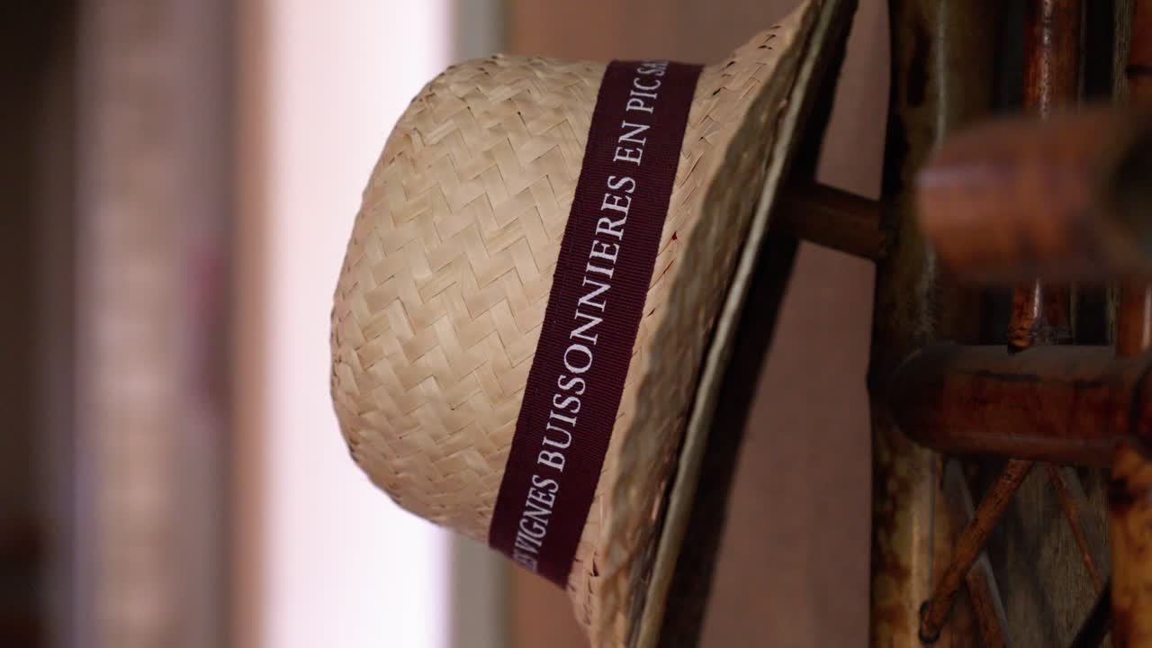 disparo en órbita lenta de un sombrero de paja colgado en un soporte de sombrero en una villa