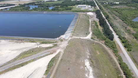 presa de dique que rodea el sitio de fosfato industrial de piney point