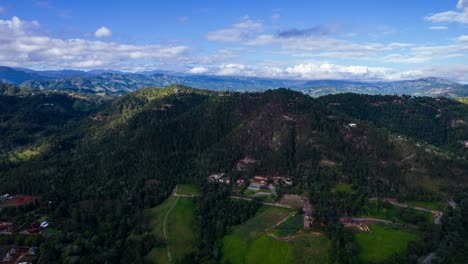 nubes matutinas sobre las montañas, vista de una montaña central, clima frío caribeño