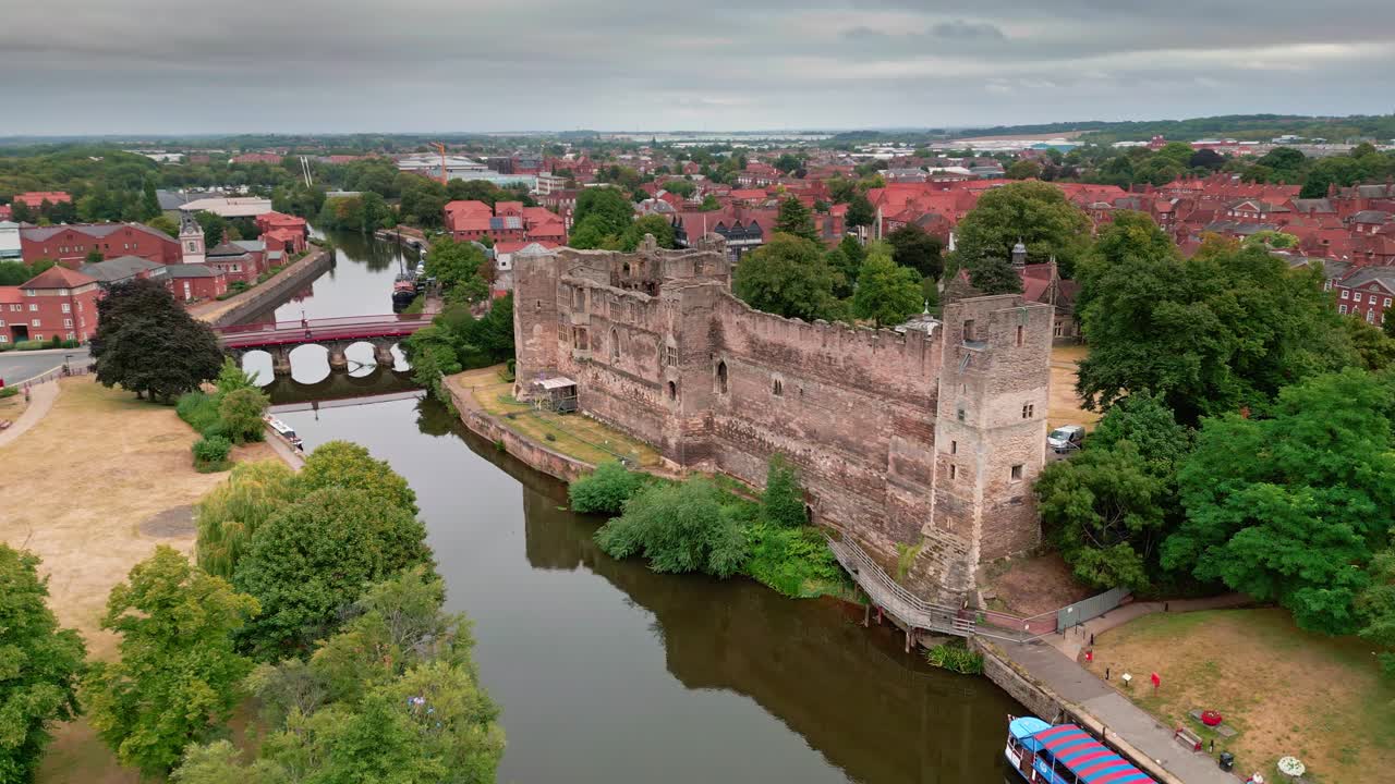 una toma panorámica mirando el castillo de newark
