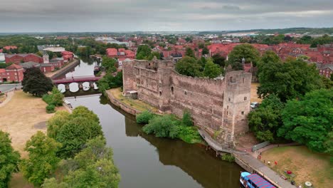 A-panning-shot-looking-at-Newark-Castle