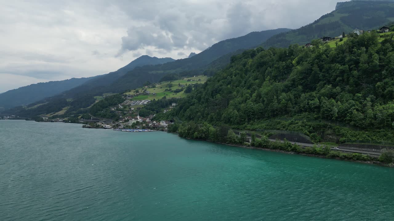 vista aérea de la carretera de la calzada cerca de la costa del lago walensee, suiza