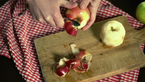 la piel de la manzana. pelar la manzana, cortar las manos, pelar la manzana, comida vegana, comida vegetariana