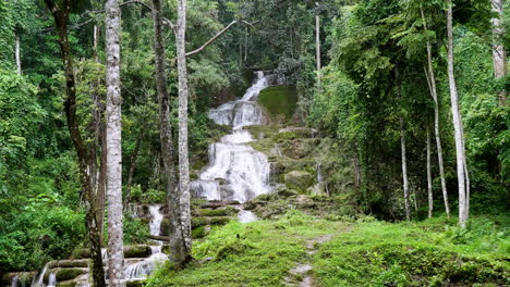 La-Cascada-De-Pha-Charoen-Del-Bosque-Profundo-En-El-Parque-Nacional-Es-Una-Atracción-Turística-Popular-En-El-Distrito-De-Phop-Phra,-Provincia-De-Tak,-Tailandia