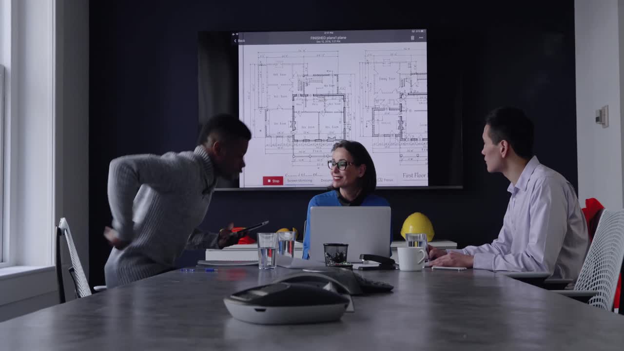 profesionales de negocios que trabajan en una oficina moderna