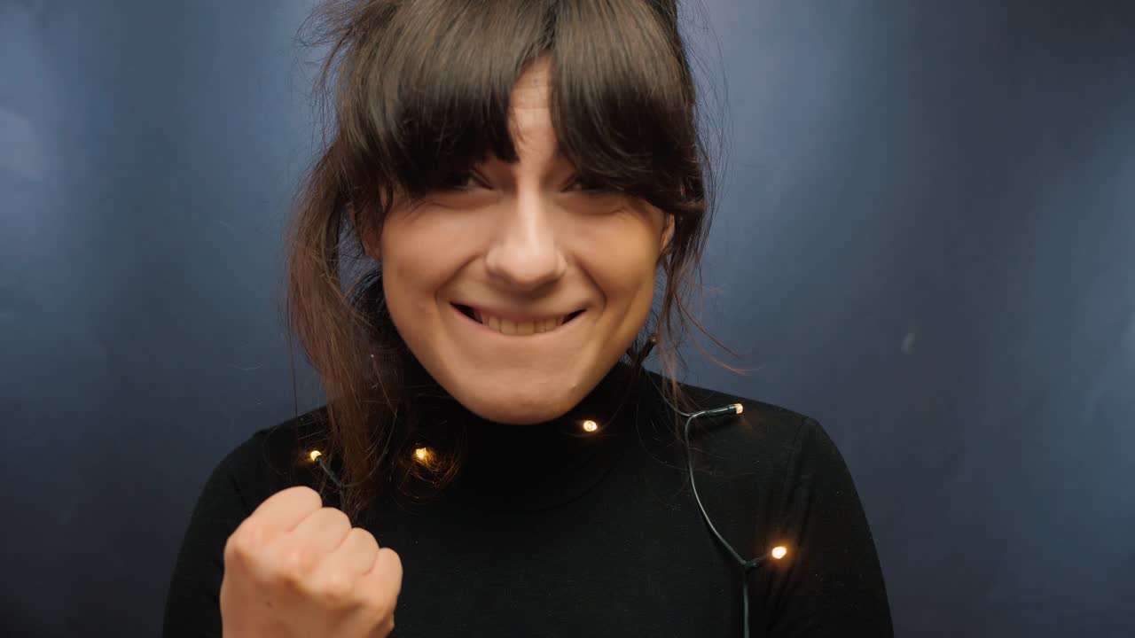 una mujer con expresión feliz.