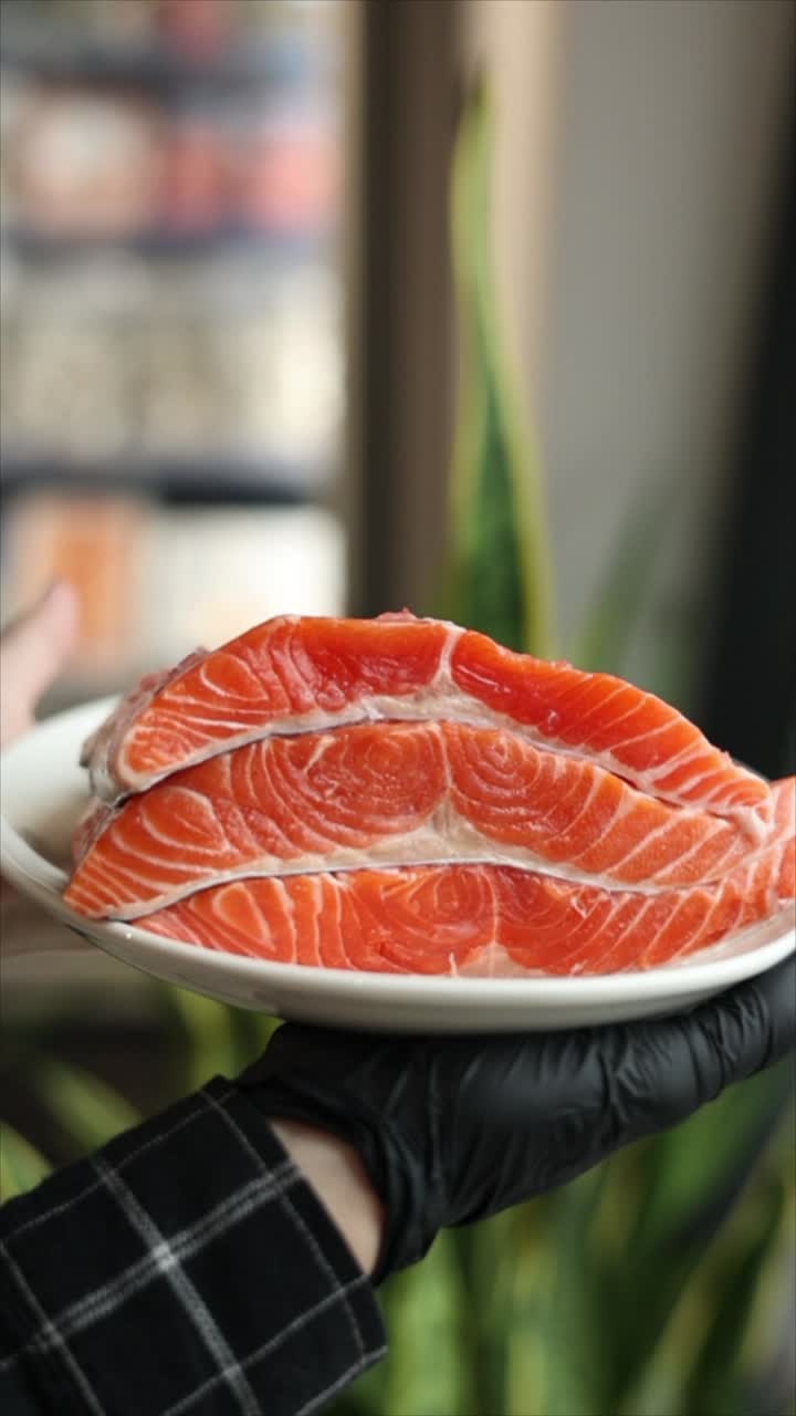 Salmone fresco affettato su un piatto