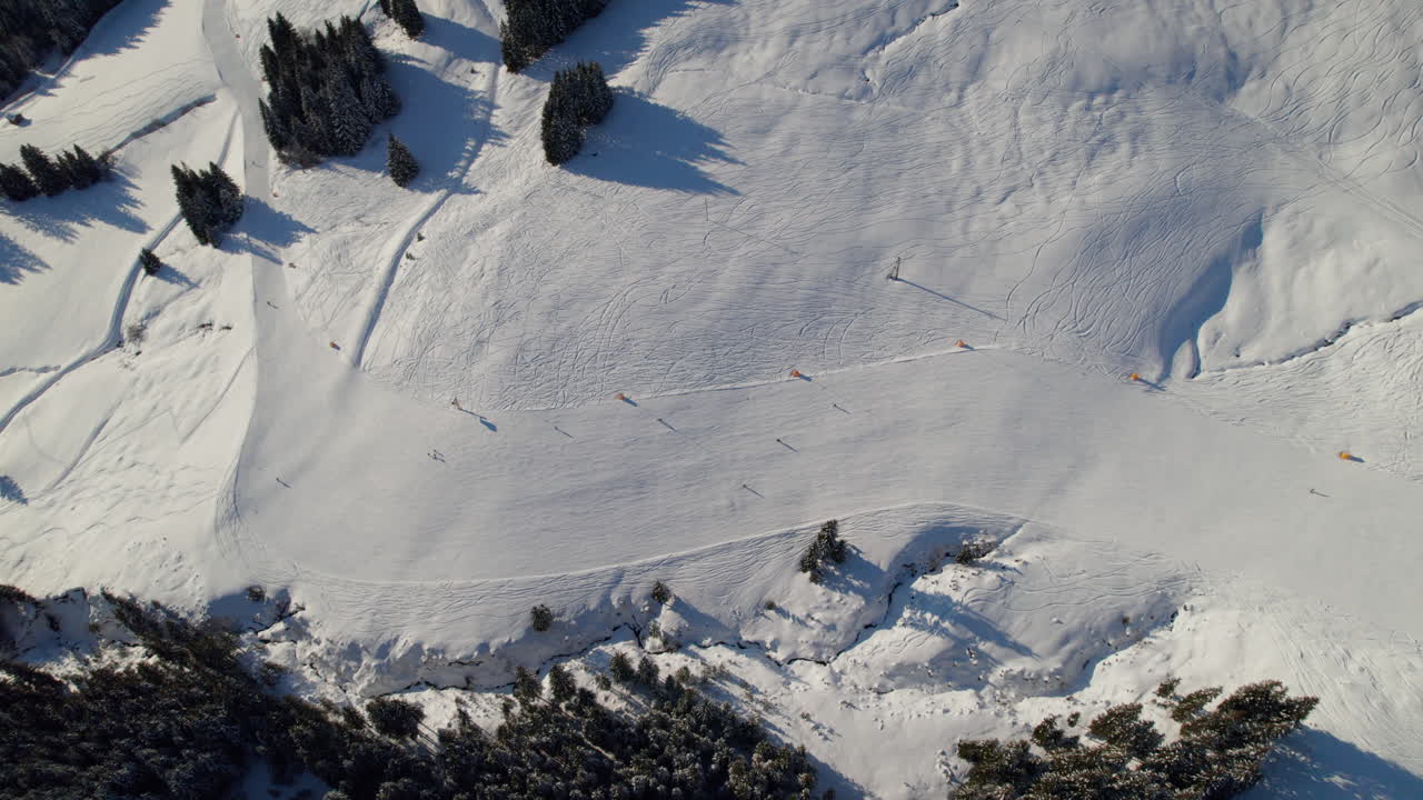 Avusturya'daki Saalbach-Hinterglemm Tatil Kasabasında kayak yapan turistlerin kuşbakışı görünümü