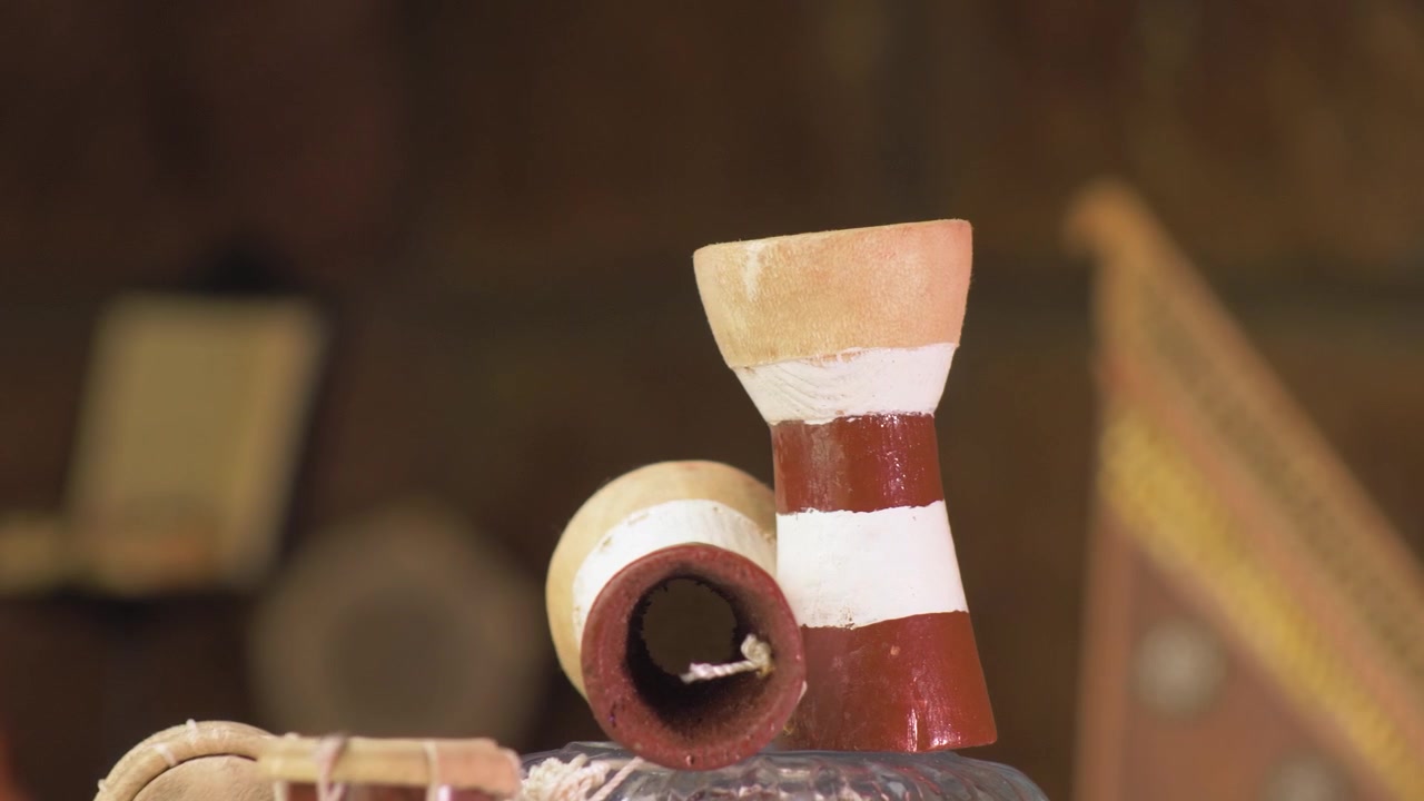 Nahaufnahme eines Miniatur-Musikinstruments, eines Tamburins, das sich als Dekoration dreht.