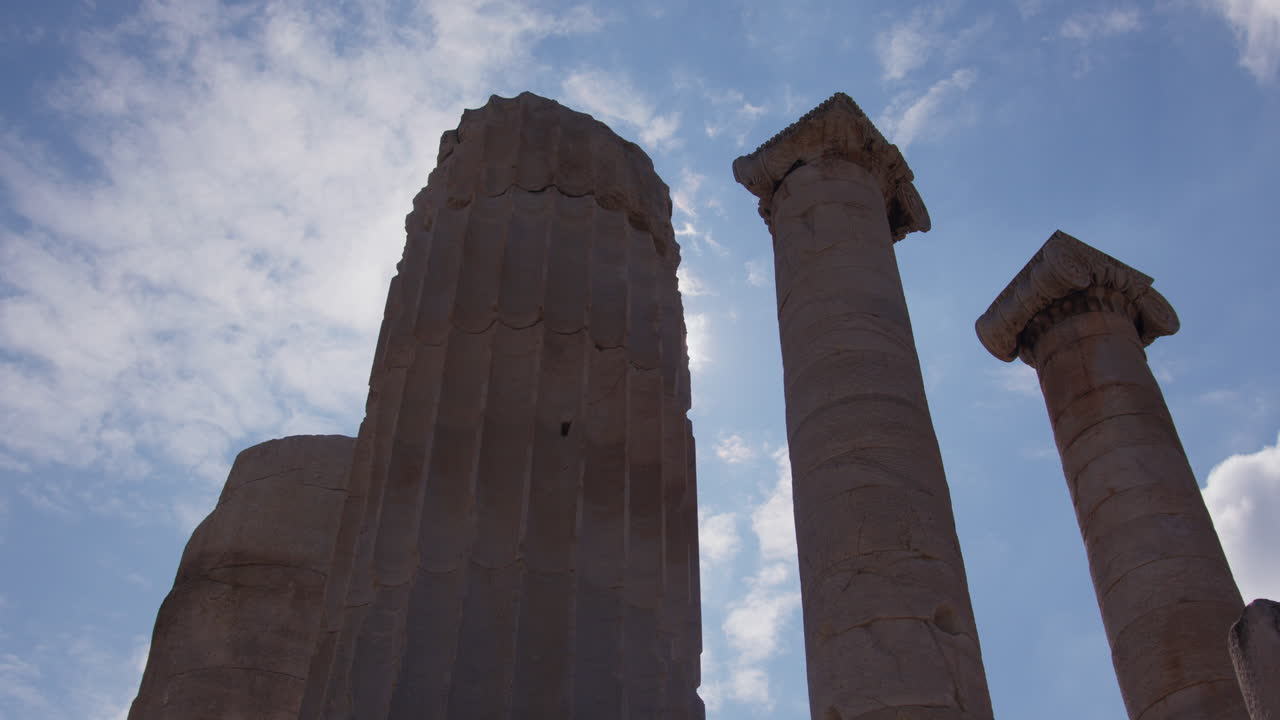 antiguas columnas en el templo de artemisa iluminadas por el sol en sardis