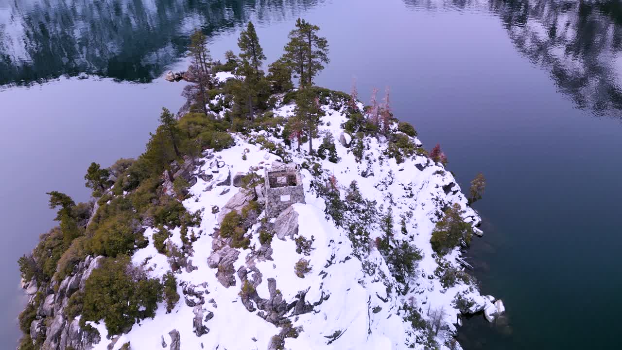 vista aérea de la casa de té en la isla de fannette, en el lago tahoe, california