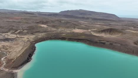 vista panorámica del lago graenavatn en la península de reykjanes, en el sur de islandia