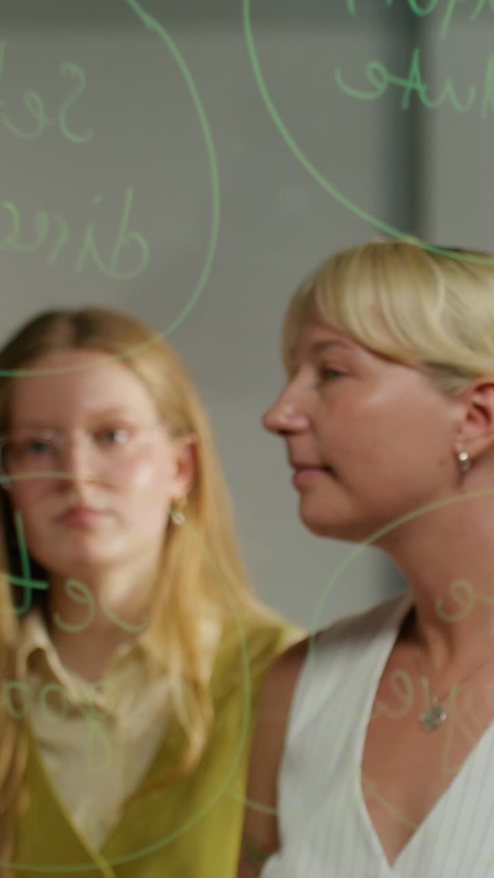 sesión de lluvia de ideas en equipo