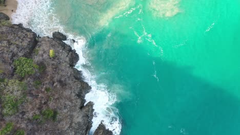 vista desde un avión no tripulado de la playa de fernando de noronha, brasil