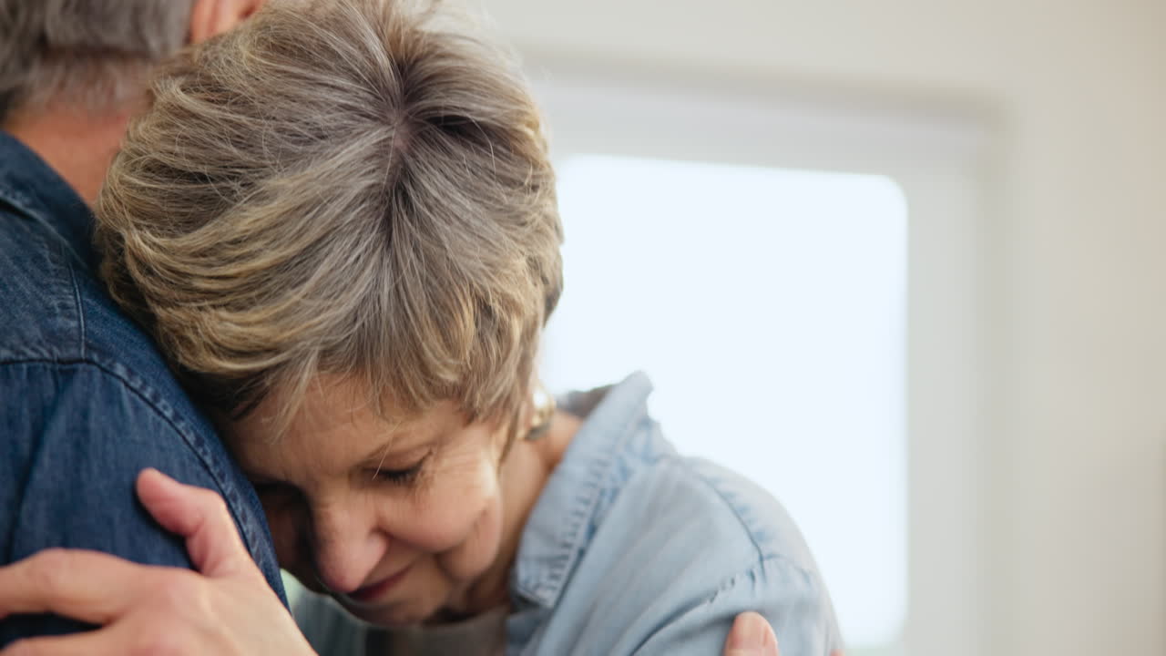 Coppia anziana, abbraccio e amore in primo piano in casa