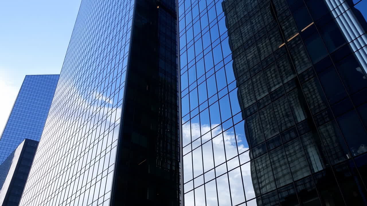 Vista Ascendente de Arranha-céus Modernos de Vidro Refletindo o Céu Azul