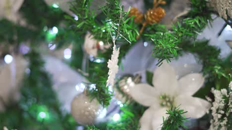 Luces-Navideñas-Y-Flores-Blancas-En-El-árbol