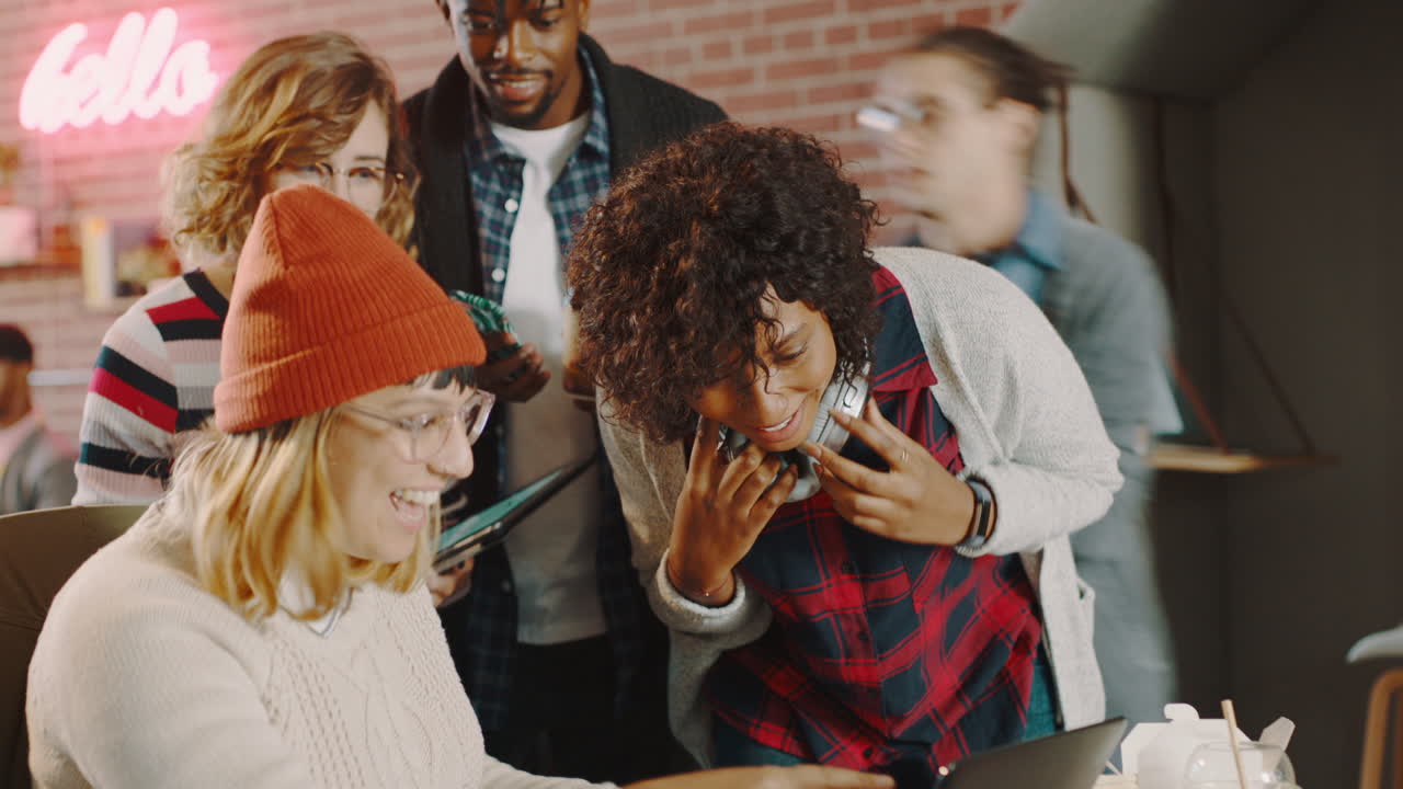 el éxito, la celebración y la gente de negocios con buen