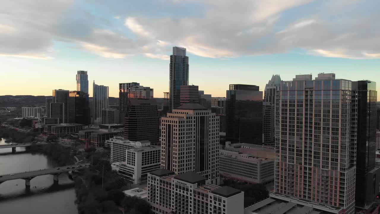 Imagem de drone do centro de Austin, Texas, virada para noroeste com uma panorâmica lenta para o norte.