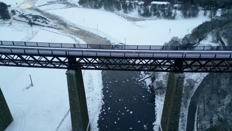 In-Der-Nähe-Des-Findhorn-Viadukts,-Das-Den-Findhorn-River-In-Der-Nähe-Von-Tomatin-überquert