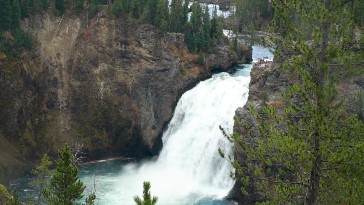 las cataratas superiores en el parque nacional de yellowstone