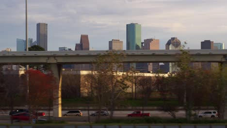 Disparo-Ascendente-De-Un-Dron-Que-Revela-El-área-Del-Centro-De-Houston,-Texas