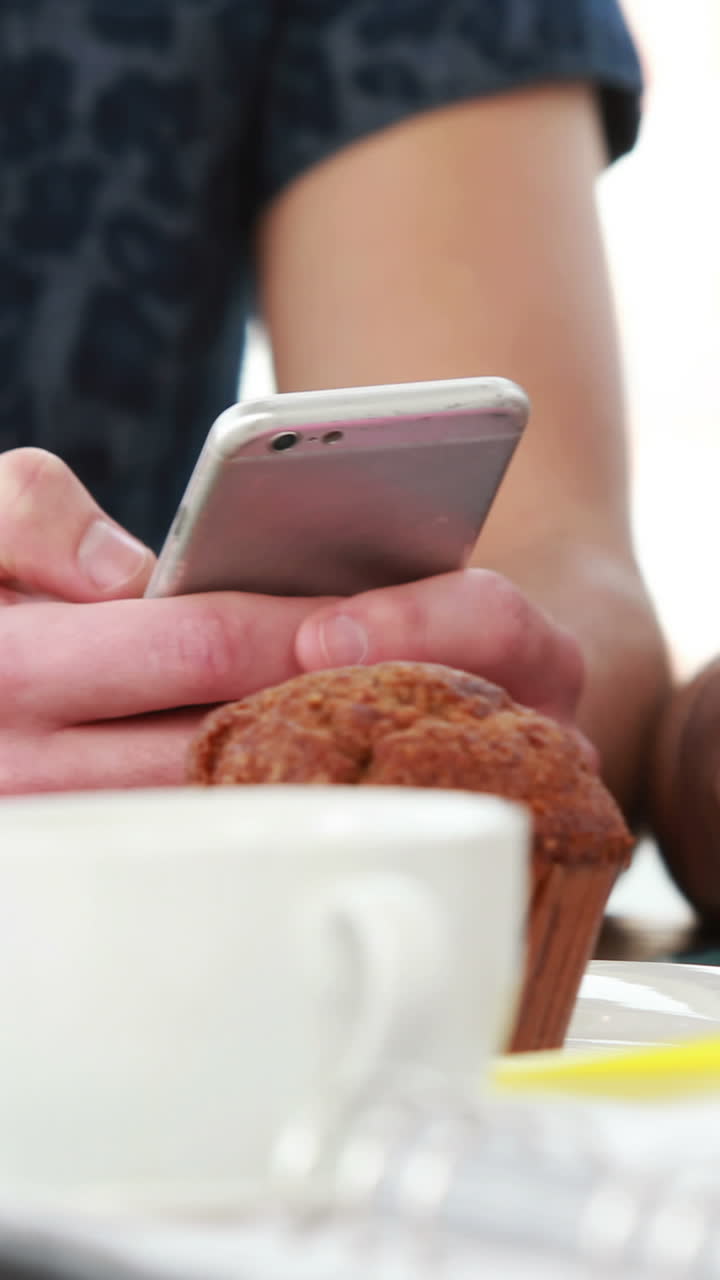 equipo creativo que utiliza teléfonos inteligentes juntos